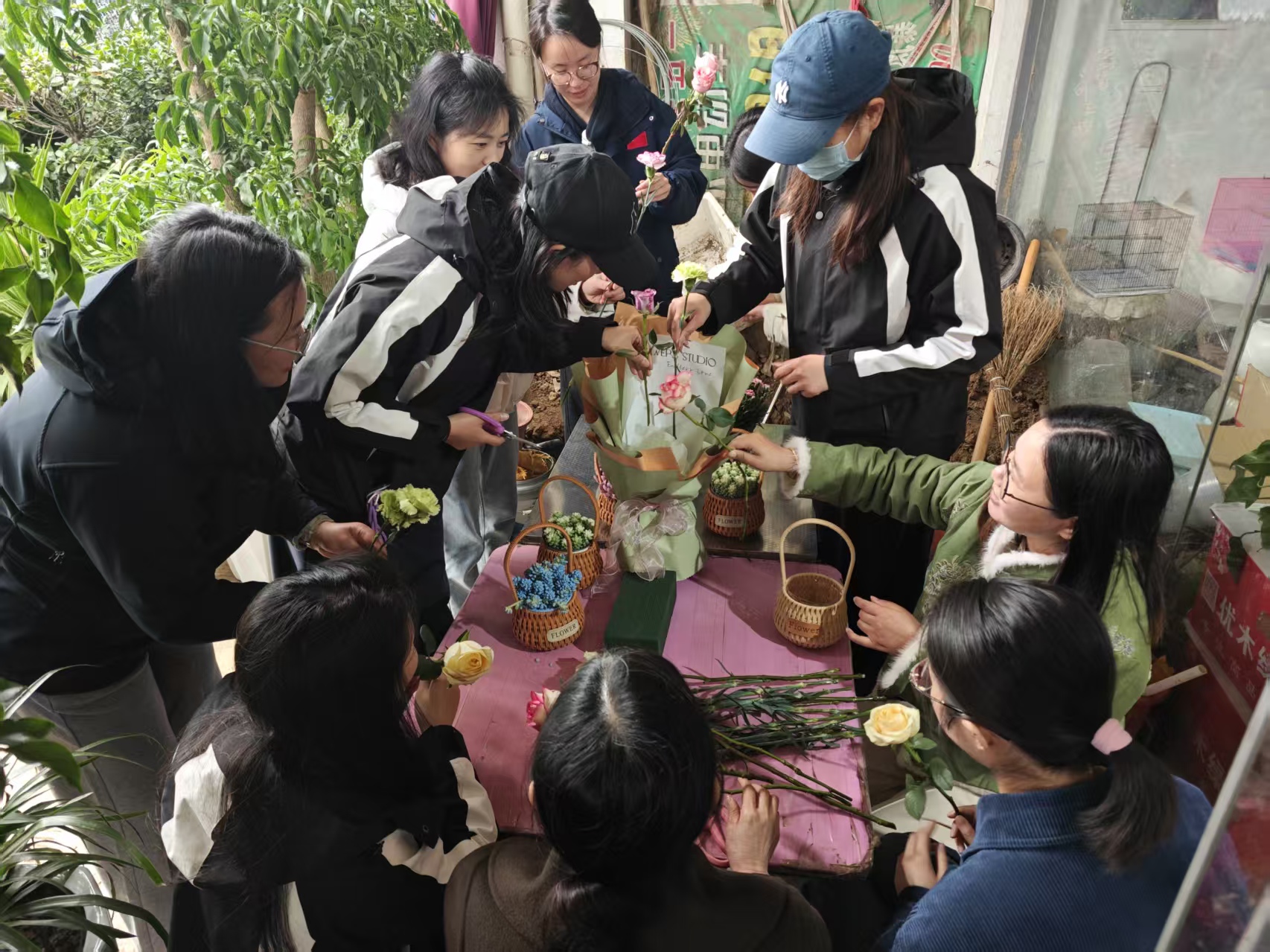 我部开展“芳菲三月天 花漾巾帼心”三八妇女节插花主题活动